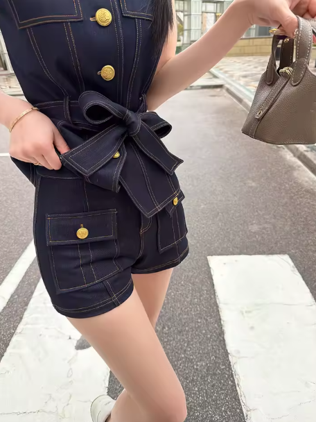 Celana pendek denim wanita high-waist pertama, model baru musim semi, celana kasual dengan kantong luar dan kancing, cocok untuk dipakai wanita.