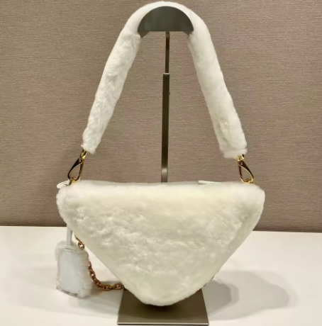 Tas Tangan Mewah Wanita, Merek Terkenal, Fashionable dan Trendy, Dilengkapi dengan Rantai, Tali Bahu, dan Bulu Lembut, Berwarna Putih Murni, Cocok untuk Musim Dingin.